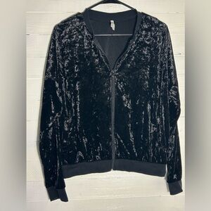 Roper women’s black crushed velvet bomber lightweight jacket. Women’s size XL.